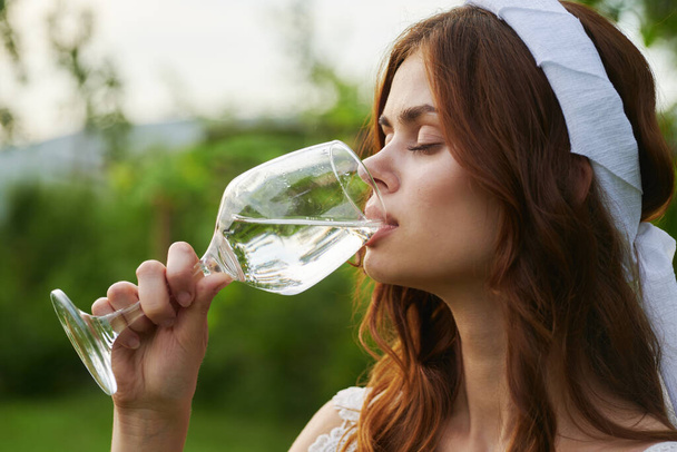 若い美しい女性がワインを飲む  - 写真・画像