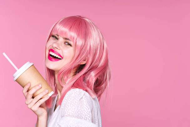 giovane bella donna in parrucca rosa in posa con tazza di caffè
 - Foto, immagini