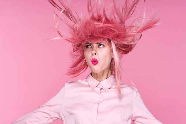 jong mooi vrouw in roze pruik poseren in studio  - Foto, afbeelding