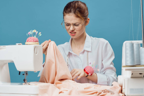 Joven hermosa mujer woring con máquina de coser - Foto, Imagen