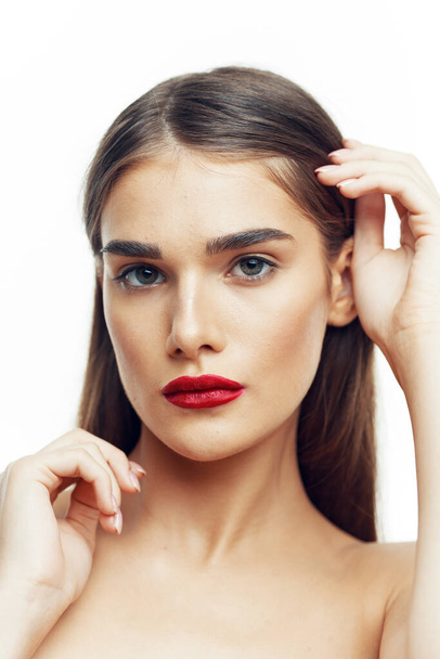Retrato de una joven hermosa mujer con lápiz labial rojo en los labios. Belleza, fotografía de moda
  - Foto, imagen