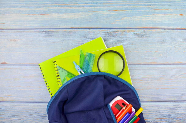 Student batoh a různé školní potřeby, studing, vzdělávání a zpět do školy koncept. - Fotografie, Obrázek