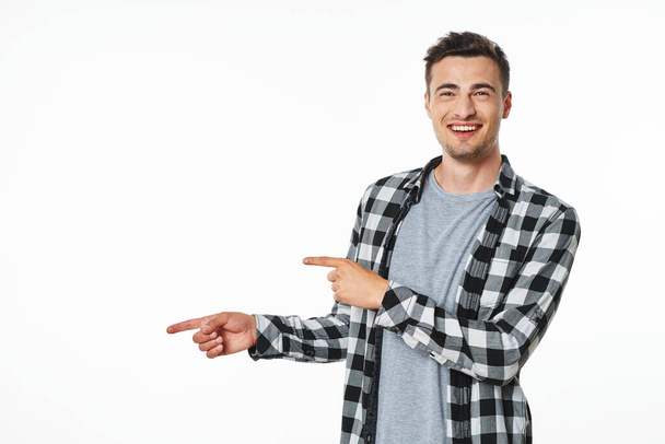 fiatal férfi mutatja ujjaival a stúdióban, elszigetelt fehér háttér - Fotó, kép