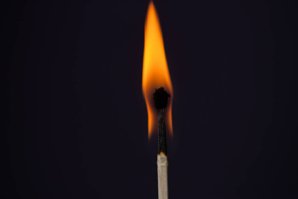 Zavřít záběr makra ze zapalování při druhém zápalu pořízeném ve velmi pomalém záběru - Fotografie, Obrázek