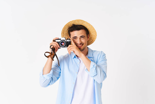 молодий красивий чоловік турист з камерою в студії
 - Фото, зображення