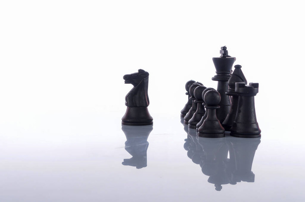 шахматные фигуры на белом фоне. Селективный фокус
. - Фото, изображение