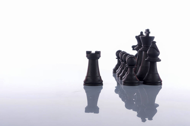 Schachfiguren isoliert auf weißem Hintergrund. Selektiver Fokus. - Foto, Bild