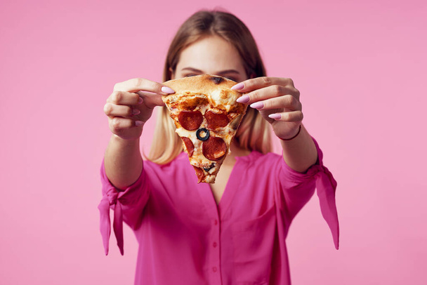  krásná žena ukazující pizzu na izolovaném pozadí  - Fotografie, Obrázek