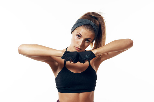 Studio záběr. Mladý fit žena boxer cvičení, izolované pozadí - Fotografie, Obrázek