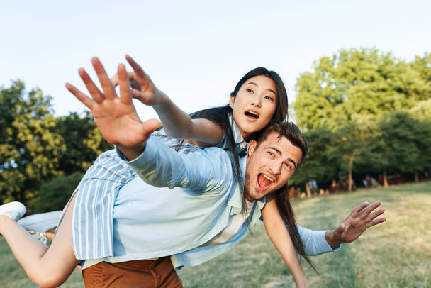 jeune couple s'amuser dans le parc - Photo, image