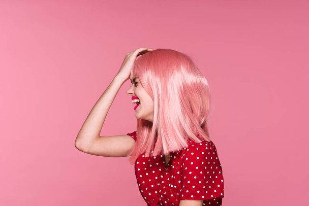 mladá krásná žena v růžové paruce pózování ve studiu  - Fotografie, Obrázek