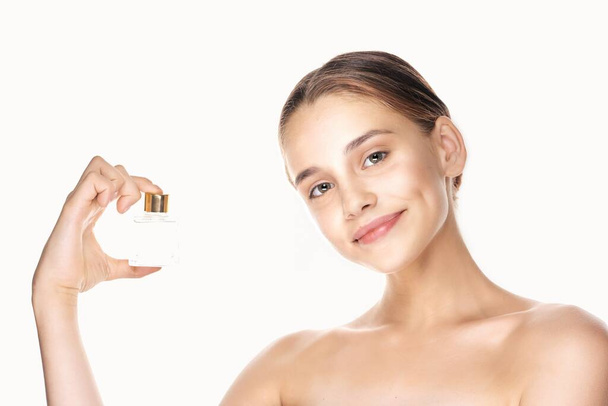 Портрет молодой красивой женщины с парфюмерной бутылкой на белом фоне
 - Фото, изображение