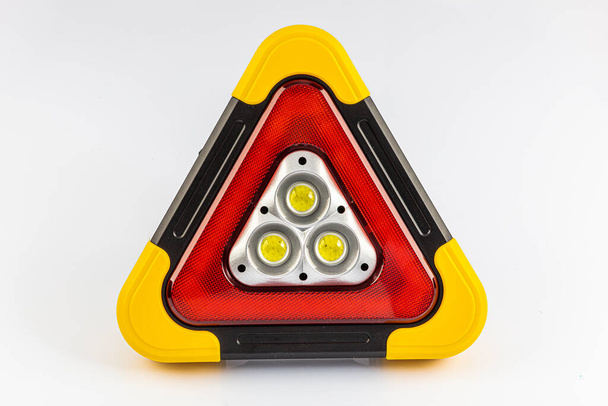 Multifunkcionális főzőlámpa. Portable Flood Lamp COB Work Light Triangle Warning Light SOS Searchlight Emergency Warning Traffic Light Spotlight Fehér alapon elszigetelt újratölthető. - Fotó, kép
