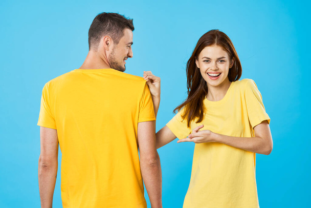 νεαρό όμορφο ζευγάρι σε t-shirts ποζάρουν στο στούντιο σε απομονωμένο φόντο - Φωτογραφία, εικόνα