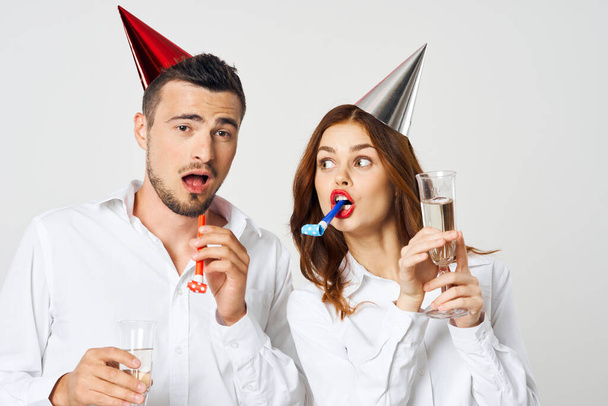 retrato de joven hermosa pareja celebrando cumpleaños con champán - Foto, imagen