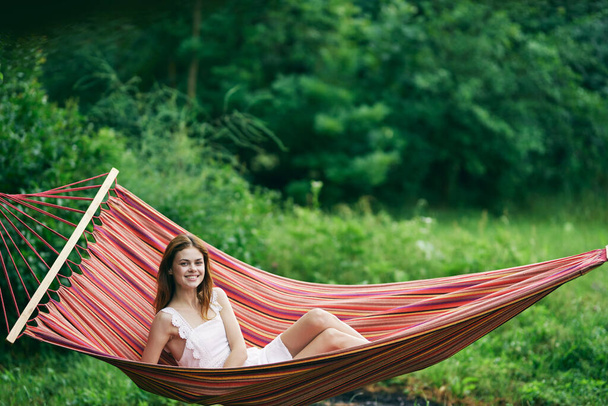 Jonge mooie vrouw ontspannen in hangmat - Foto, afbeelding