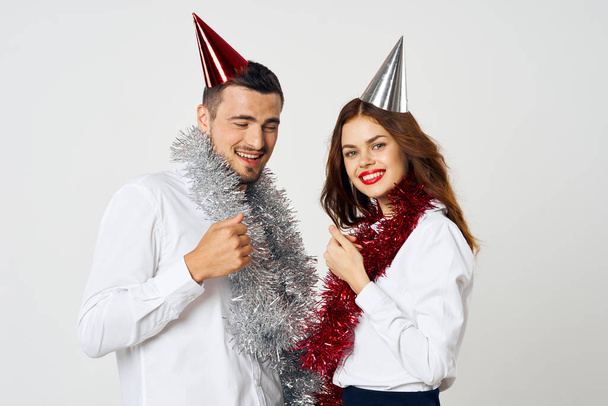 πορτρέτο των νέων όμορφο ζευγάρι γιορτάζει το νέο έτος σε καπέλα κόμμα - Φωτογραφία, εικόνα