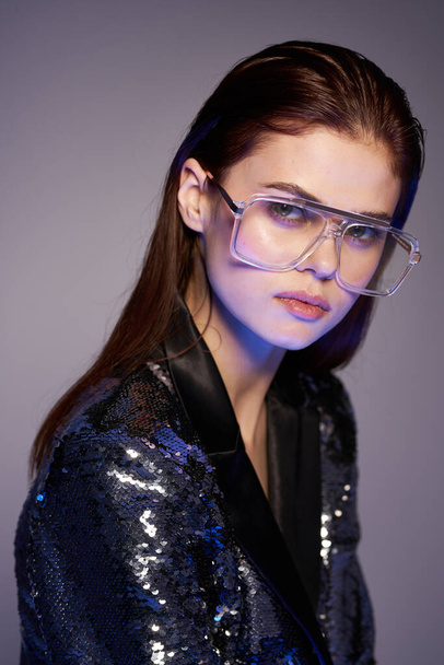 joven hermosa mujer de moda en gafas posando en estudio - Foto, Imagen