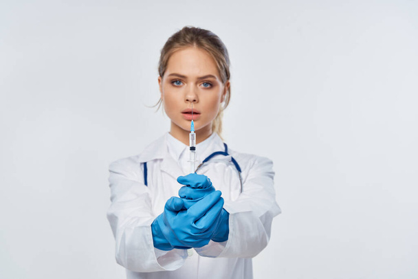       молодая красивая женщина врач со шприцем                          - Фото, изображение