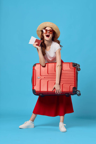 Młoda kobieta z czerwoną walizką w studio - Zdjęcie, obraz