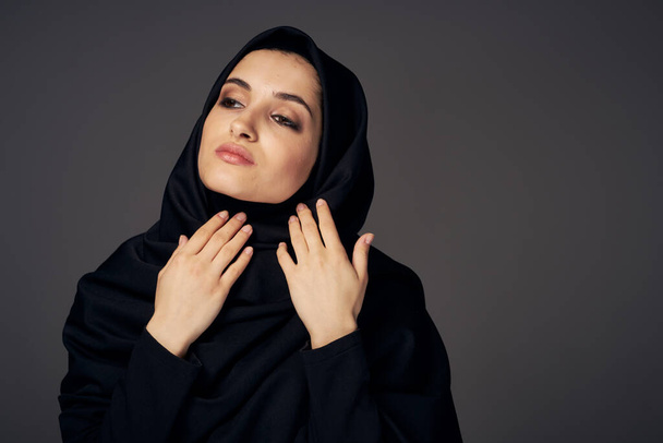 giovane donna araba in posa in studio                         - Foto, immagini