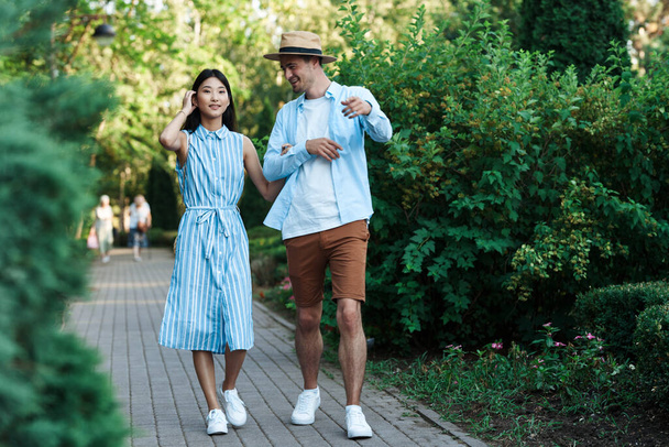 Young beautiful couple  walking   in summer park. - Foto, imagen