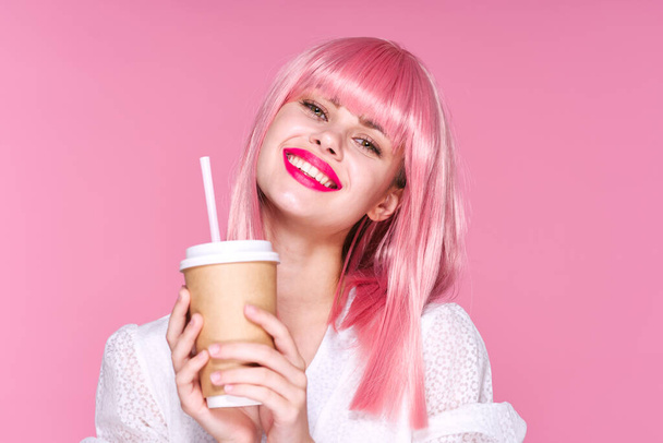 joven hermosa mujer en rosa peluca posando con taza de café
 - Foto, Imagen