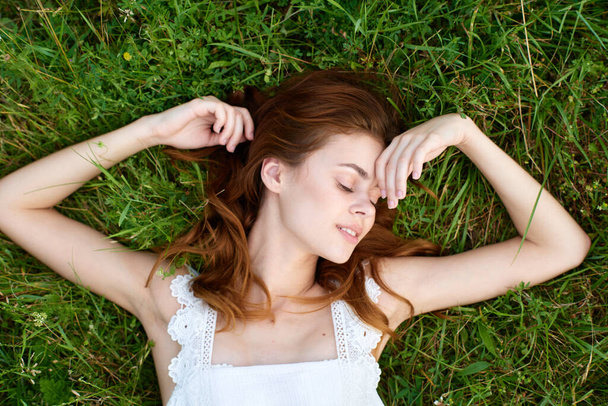 Jovem bela mulher deitada na grama
 - Foto, Imagem