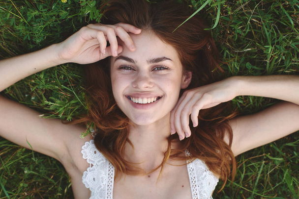 Giovane bella donna sdraiata sull'erba
 - Foto, immagini