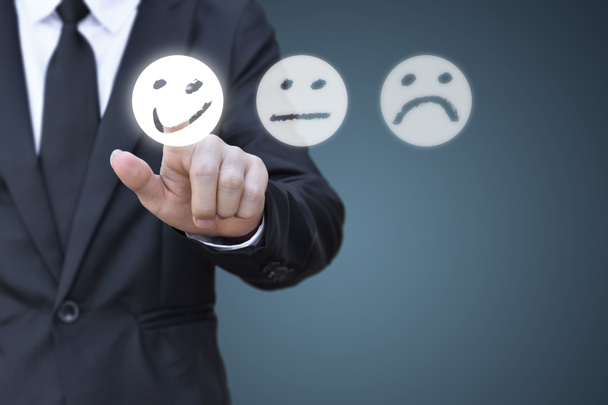 Geschäftsmann drückt Smiley-Symbol auf virtuellem Bildschirm. Konzept der Zufriedenheitsbewertung und Feedback. - Foto, Bild