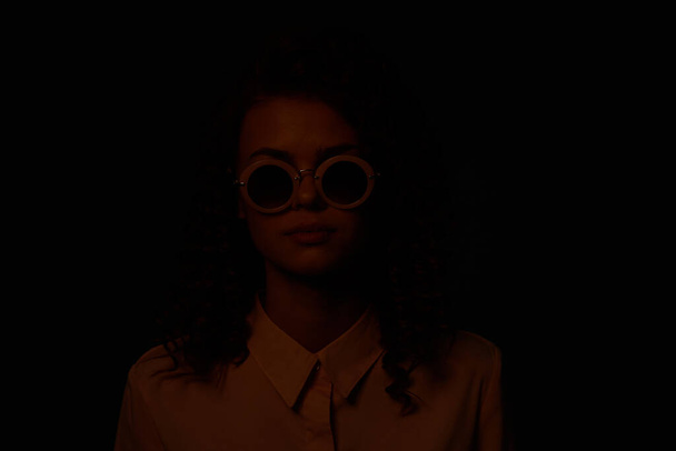 молода жінка в сонцезахисних окулярах в студії
 - Фото, зображення