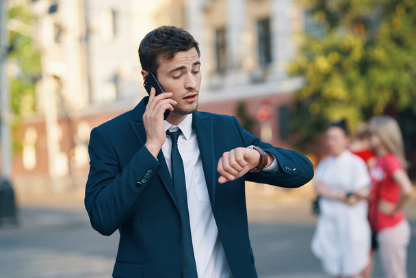 Fiatal, jóképű üzletember beszél telefonon.  - Fotó, kép