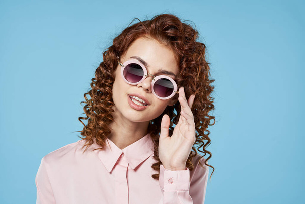 young beautiful woman wearing sunglasses - Фото, зображення