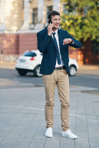 joven hombre de negocios guapo tomando en el teléfono inteligente   - Foto, imagen