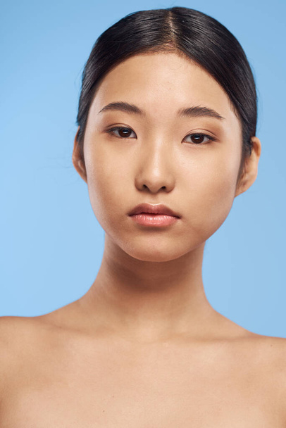 Studio shot of young chinese  woman  - Foto, afbeelding