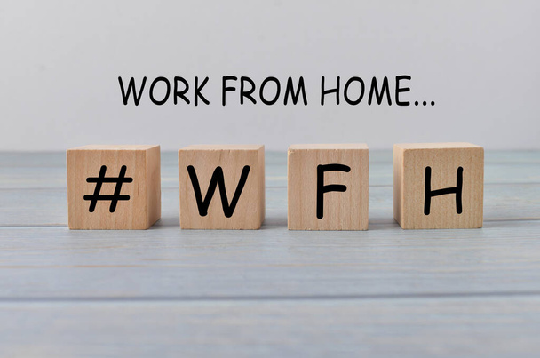 koncept obraz dřevěný blok a slovo - # WFH (WORK FROM HOME) na dřevěném pozadí. Selektivní zaměření. - Fotografie, Obrázek