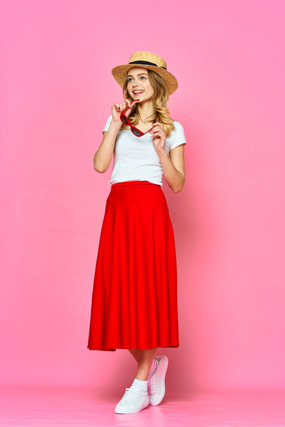 nuori kaunis nainen poseeraa studiossa vaaleanpunainen tausta       - Valokuva, kuva