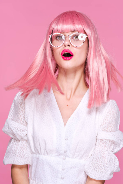 Νεαρή γυναίκα με ροζ περούκα και γυαλιά  - Φωτογραφία, εικόνα
