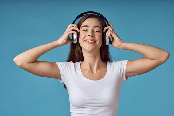 jeune femme avec écouteurs écoutant de la musique - Photo, image