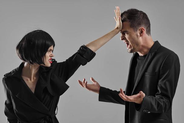 jovem emocional casal ter briga no estúdio isolado no cinzento - Foto, Imagem