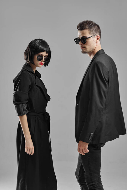 Jeune beau couple en noir posant en studio - Photo, image