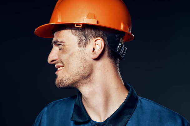 Nuori työntekijä kypärä poseeraa - Valokuva, kuva