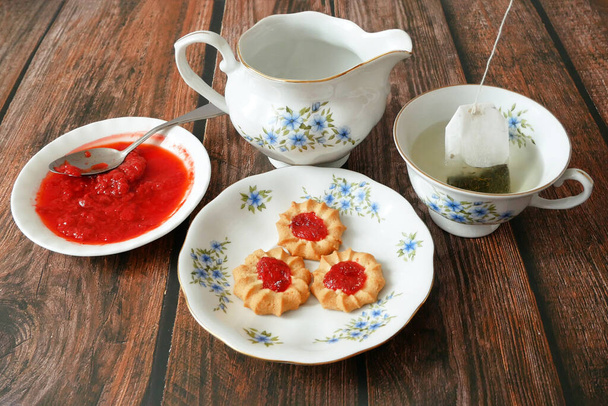 ビスケットとおいしいイチゴジャムでお茶を飲む、静物画、クローズアップ - 写真・画像