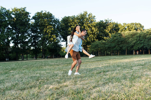 junges Paar hat Spaß im Park - Foto, Bild