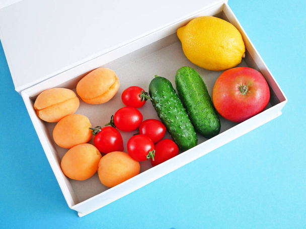 Органические фрукты и овощи около коробки, интернет-рынок, зеленая продуктовая доставка на дом концепция, купить онлайн концепция, концепция пожертвования
 - Фото, изображение