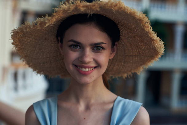  Giovane donna in cappello di paglia sul resort tropicale  - Foto, immagini