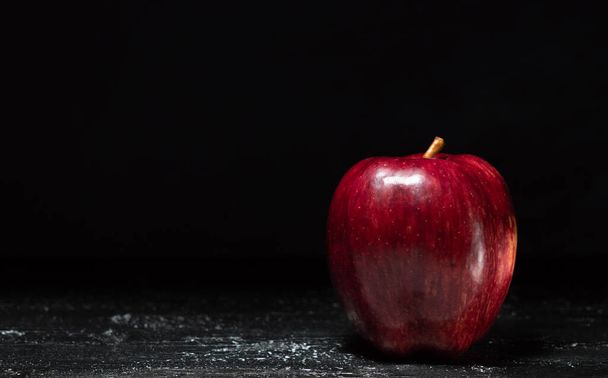 Red Apple on black background - Foto, immagini