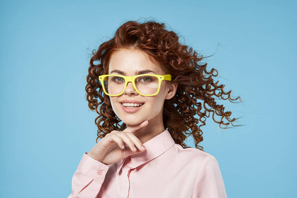 mladá krásná žena s brýlemi - Fotografie, Obrázek