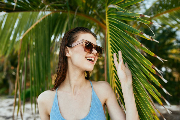 jonge vrouw in zonnebril op het strand       - Foto, afbeelding