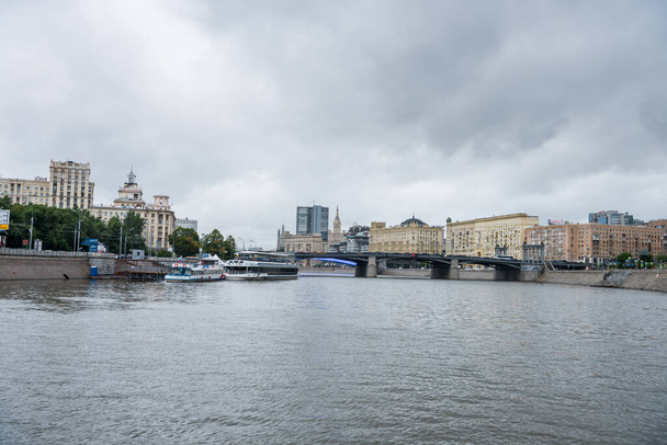 Moderní budovy na břehu řeky Moskvy, Moskva, Rusko. Zobrazit formulář výletní loď na řece.  - Fotografie, Obrázek